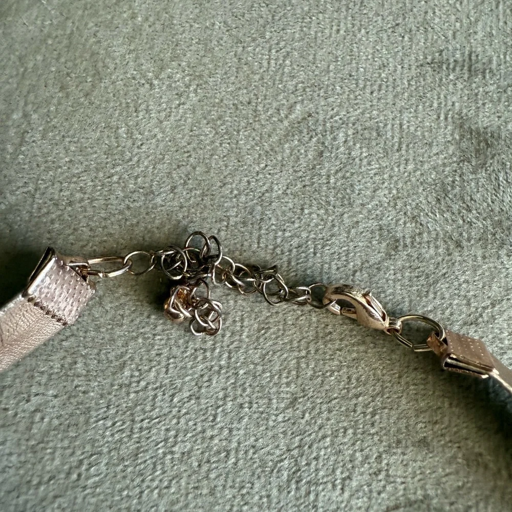 Metallic Flower Choker Necklace